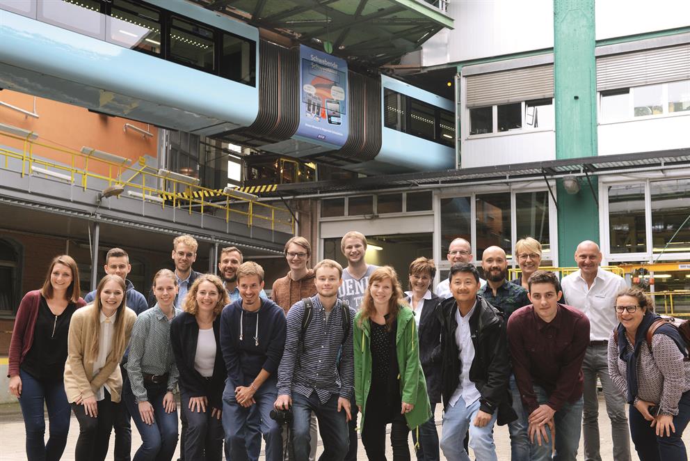 Die Teilnehmer der VDV-Sommeruniversität besichtigten mit Mitarbeitern des Verkehrsbetriebs WSW mobil die Schwebebahnwerkstatt.
